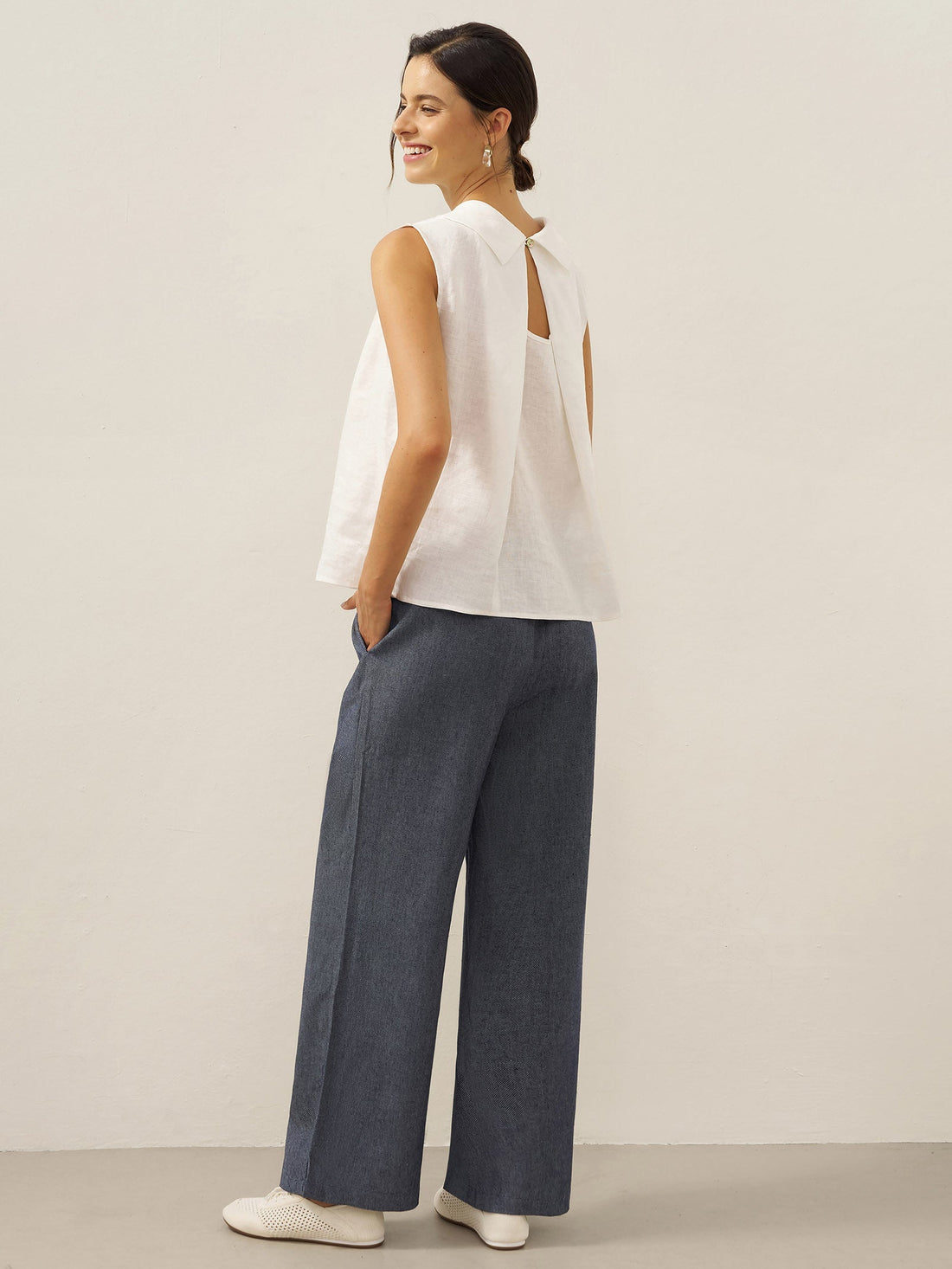 100% Linen Structured Collar Sleeveless Blouse