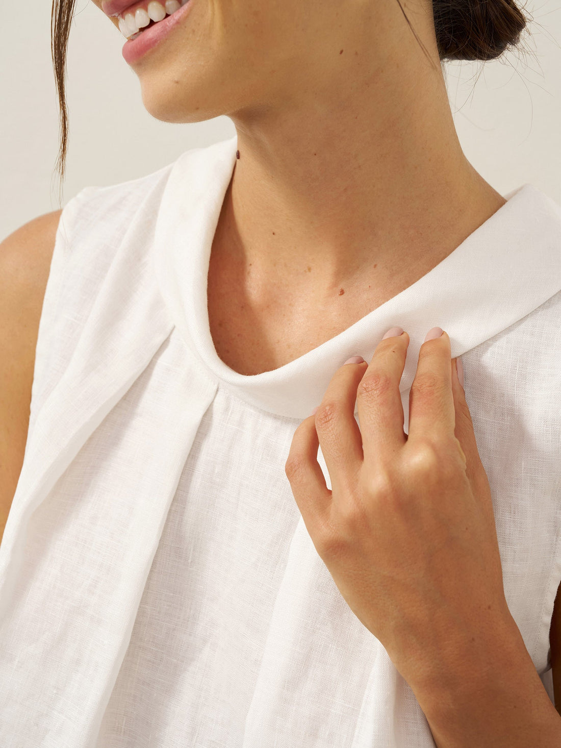 100% Linen Structured Collar Sleeveless Blouse